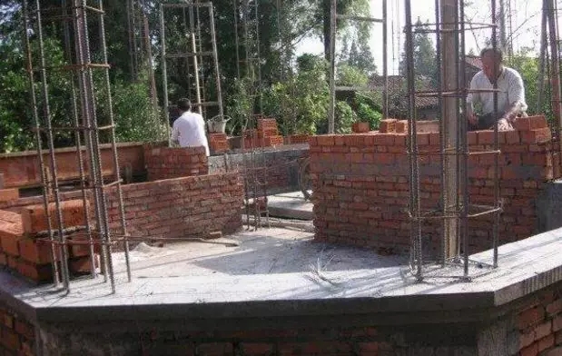 分享：網友自建二層小別墅，3個半圓外飄陽臺的特殊造型成亮點！